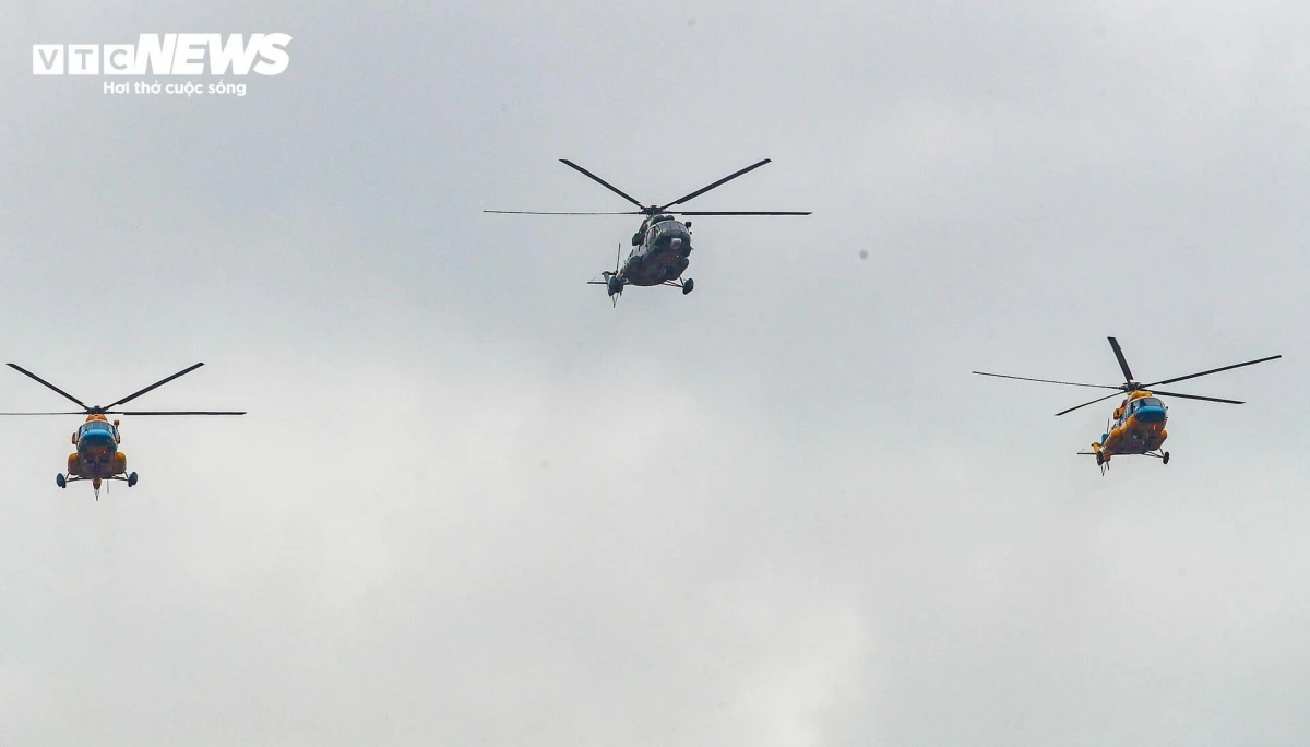    The helicopter squadron completed a total of three flyovers above Ba Dinh Square during the morning exercise.