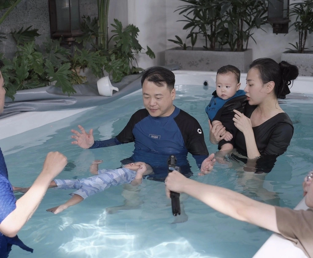 Phương Oanh đăng tải đoạn video con trai Jimmy tập bơi tại nhà. Với sự cổ vũ của mẹ, cậu nhóc hơn một tuổi tự tin nhảy úp mặt xuống bể bơi, sau đó bình tĩnh xử lý tình huống để lật ngửa trên mặt nước. Theo diễn viên, buổi tập được gia tăng độ khó với bộ quần áo có mũ, dày và thấm nước nhưng Jimmy vẫn hoàn thành xuất sắc thử thách.