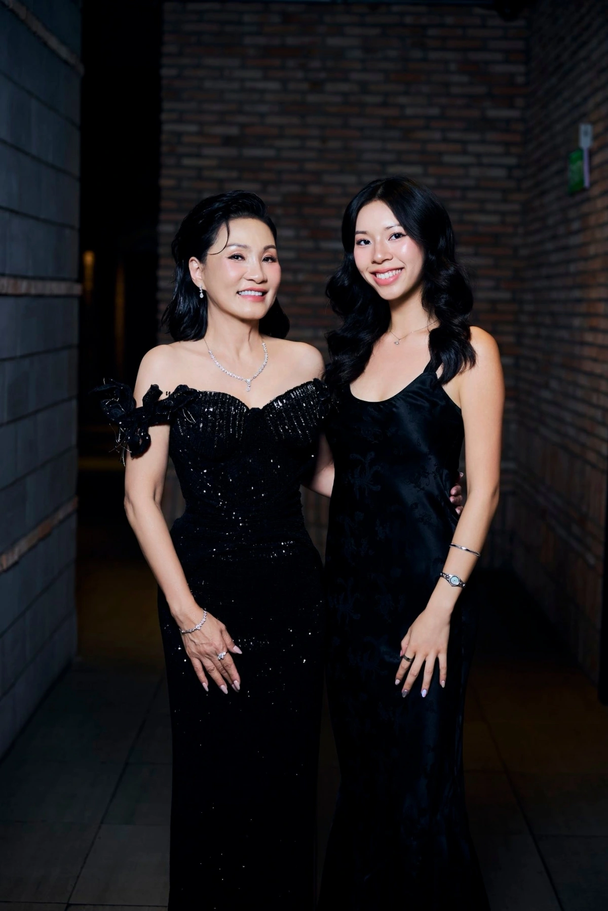 Con gái Hồng Đào về Việt Nam dự ra mắt phim của mẹ