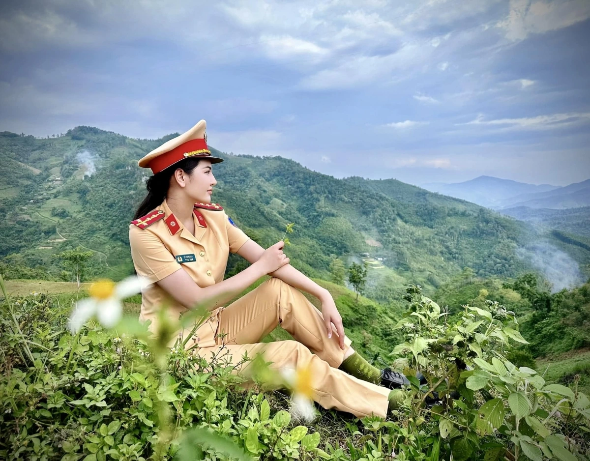 Các bức ảnh đời thường của nữ chiến sĩ cũng được nhiều người tấm tắc ngợi khen vẻ đẹp không thua kém gì các ca sĩ, diễn viên. (Ảnh: FBNV)