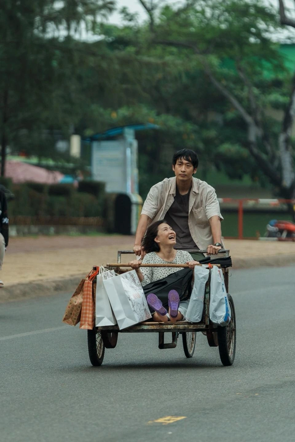 Diễn xuất của Hồng Đào và Tuấn Trần trong "Mang mẹ đi bỏ" nhận được nhiều lời khen (Ảnh: ĐPCC)