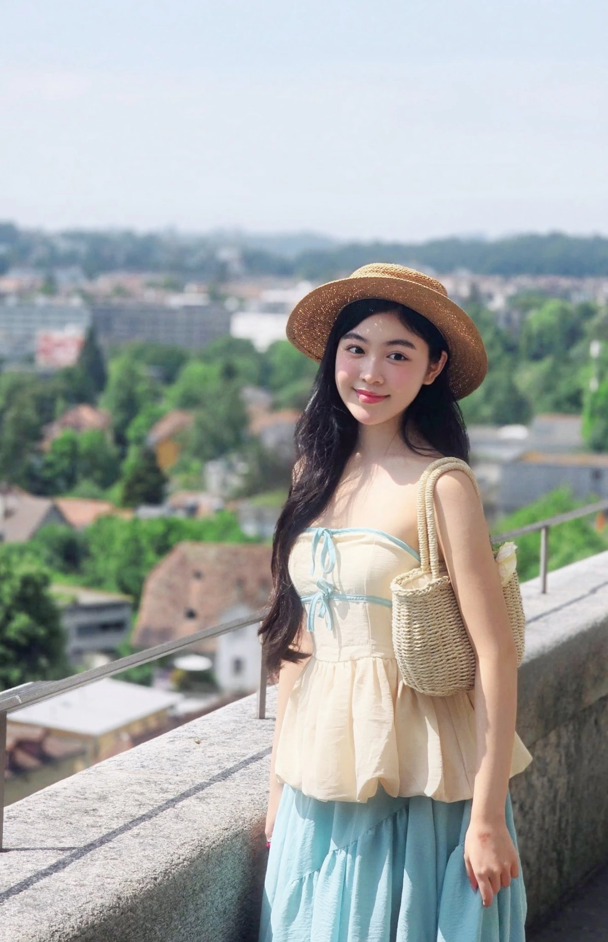 Lọ Lem, tên thật là Mai Thảo Linh, sinh năm 2006, là con gái của MC Quyền Linh. Cô thu hút sự chú ý của công chúng nhờ sở hữu vẻ đẹp tinh khôi, trong trẻo, vóc dáng cao ráo. Lọ Lem theo học ngành Cử nhân Kinh doanh tại Đại học RMIT. Bên cạnh việc học, cô còn tham gia các hoạt động thiện nguyện cùng bố và phát triển sự nghiệp KOL trên mạng xã hội. Dù từng nhận được thư mời nhập học từ University of the Arts London (UAL) - một trong những trường đại học hàng đầu thế giới về thiết kế, Thảo Linh chọn ở lại Việt Nam học tập để gần gũi gia đình.