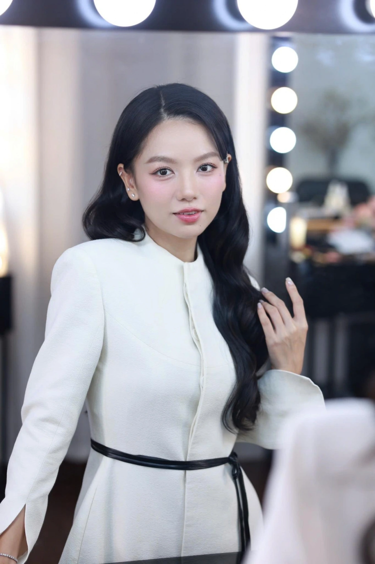 Chia sẻ về nhân vật Hồng trong "Mưa đỏ", Hạ Anh cho biết: "Hồng – cô gái lái đò trong Mưa đỏ – không cầm súng ra chiến trường, nhưng từng chuyến đò của cô lại chở theo sự sống, niềm tin và cả hy vọng giữa mưa bom bão đạn. Một thân hình nhỏ bé, mong manh, nhưng trái tim thì kiên cường đến lạ".