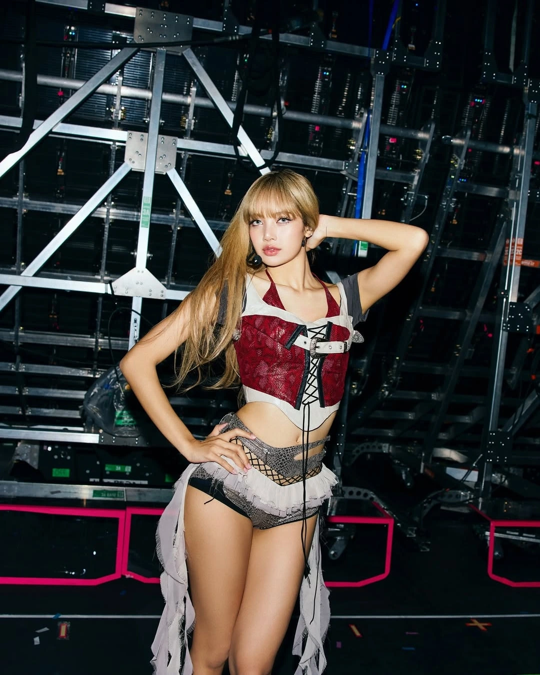 Lisa thu hút chú ý với những màn biểu diễn ấn tượng, táo bạo trong khuôn khổ tour "Deadline"