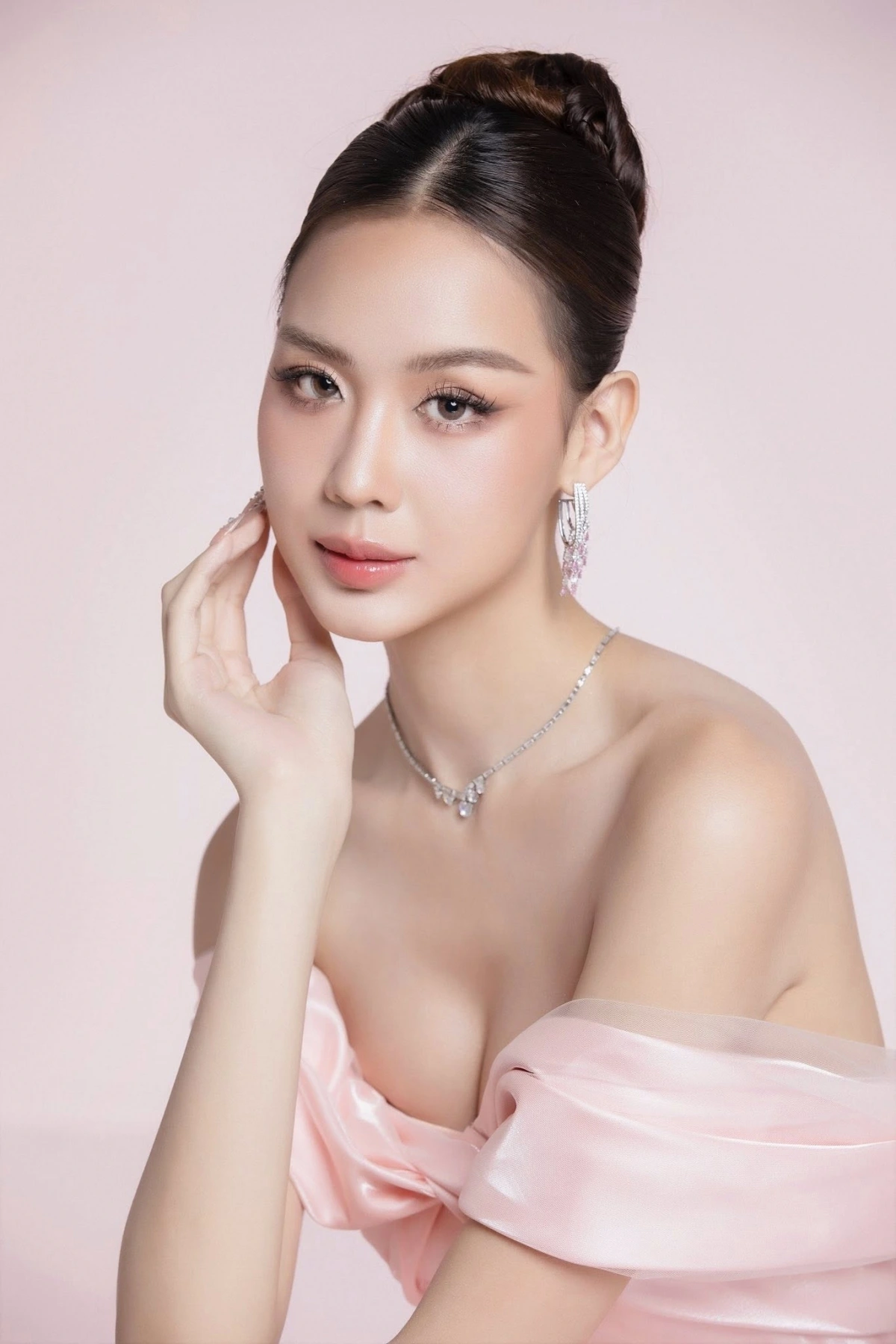 Số đông khán giả ủng hộ việc Bảo Ngọc chinh chiến đấu trường sắc đẹp uy tín trên thế giới. Trước khi được chọn là đại diện Việt Nam tại Miss World lần thứ 73, cô ghi dấu ấn bằng một hành trình ấn tượng về sắc vóc, học vấn và các hoạt động cộng đồng. Người đẹp có kinh nghiệm tham gia cuộc thi quốc tế khác là Miss Intercontinental.
