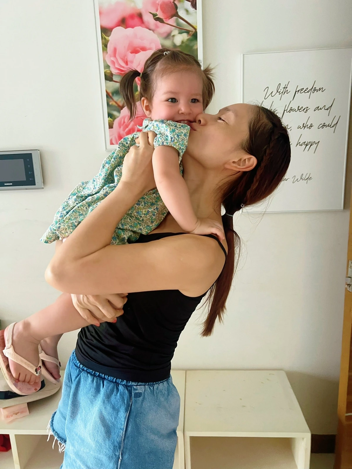 Lan Phương đưa hai con về thăm căn hộ ở TP.HCM (Ảnh: FBNV)