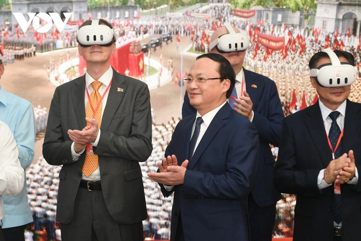 Ủy viên Trung ương Đảng, Ủy viên Ban Chấp hành Đảng bộ Chính phủ, Bí thư Đảng ủy, Tổng Giám đốc VOV Đỗ Tiến Sỹ cùng các khách mời trải nghiệm “Trở về thời khắc thiêng liêng”.