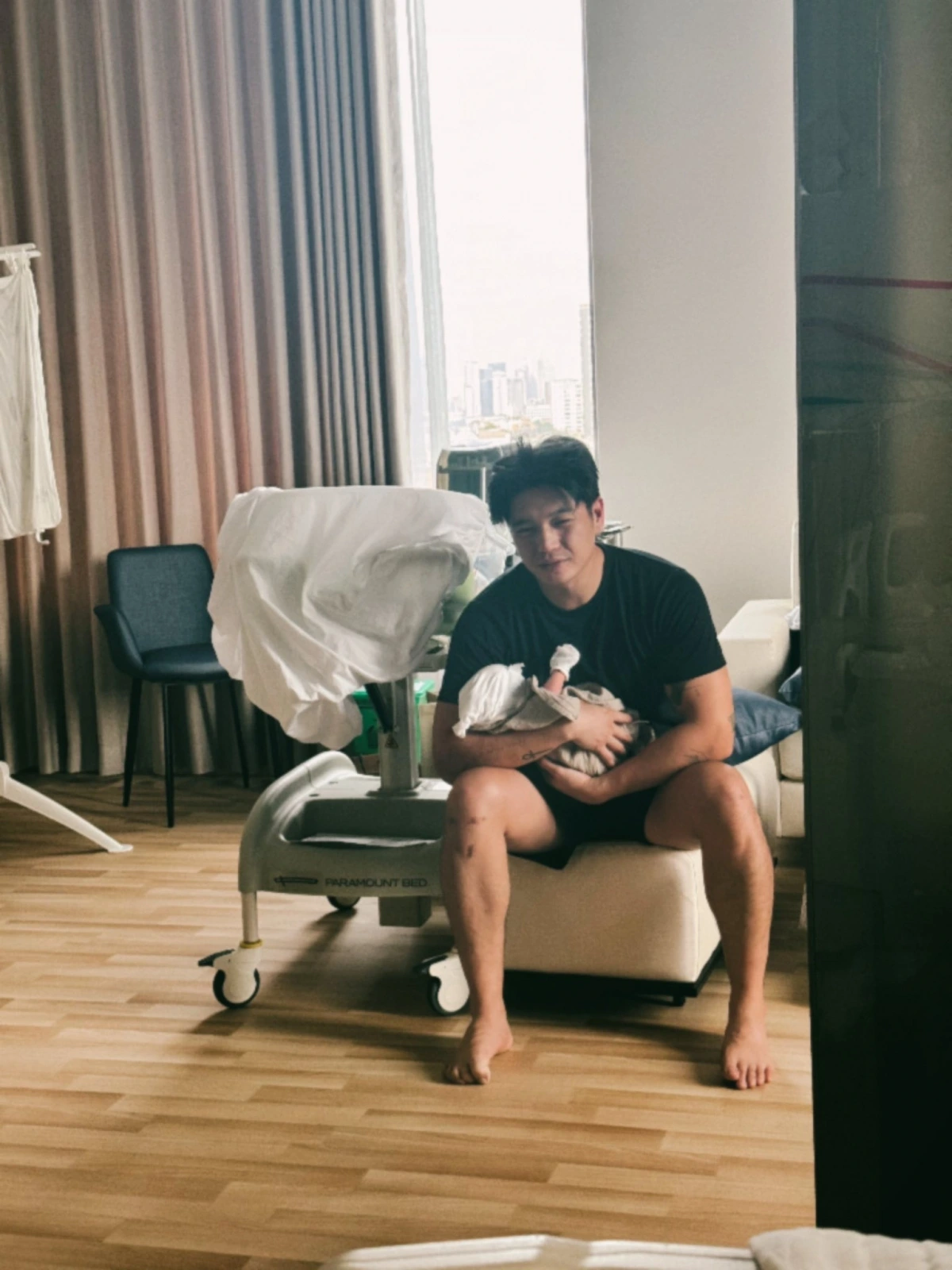 Huy Trần "đầu bù tóc rối" khi chăm con. (Ảnh: FBNV)