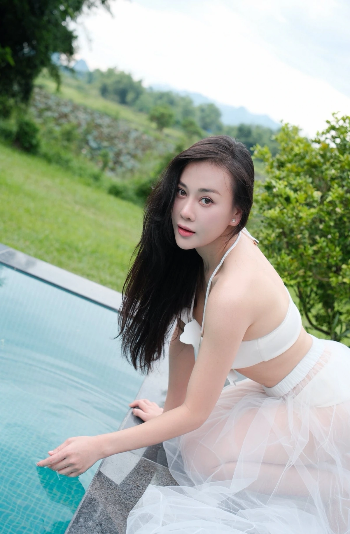 Phương Oanh khoe vẻ gợi cảm trong lúc chờ quay. Nữ diễn viên tái xuất phim giờ vàng với “Gió ngang khoảng trời xanh” đóng cặp cùng Doãn Quốc Đam.