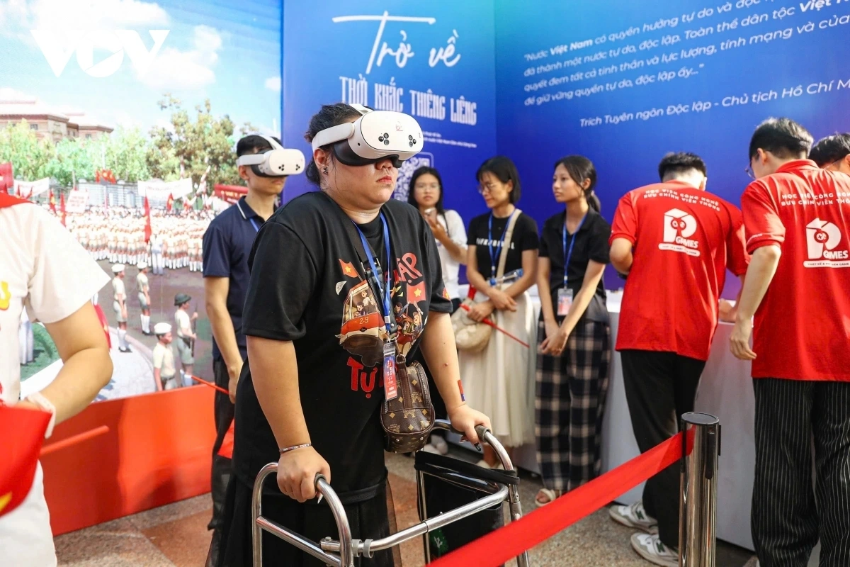 Người dân trải nghiệm "Trở về thời khắc thiêng liêng"