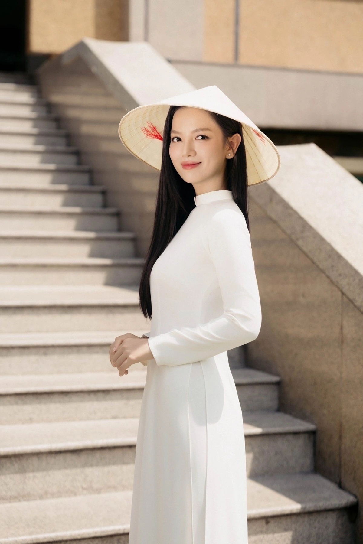 Nữ diễn viên cho biết ông ngoại cô là liệt sĩ đã hy sinh tại Quảng Trị. “Với tôi, vai diễn này không chỉ là một thử thách nghề nghiệp mà còn là cách để tưởng nhớ ông ngoại, đồng thời bày tỏ lòng tri ân đến tất cả những người đã hy sinh vì độc lập dân tộc”, Hạ Anh xúc động chia sẻ.