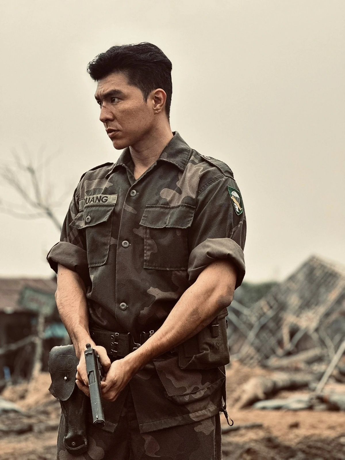 Diễn viên Steven Nguyễn ấn tượng với tạo hình nhân vật trong bộ phim "Mưa đỏ". Anh nhắc lại câu thoại trong phim: "Nếu không phải thời chiến tranh loạn lạc. Tao với mày đã có thể là những thằng bạn chơi được đó".