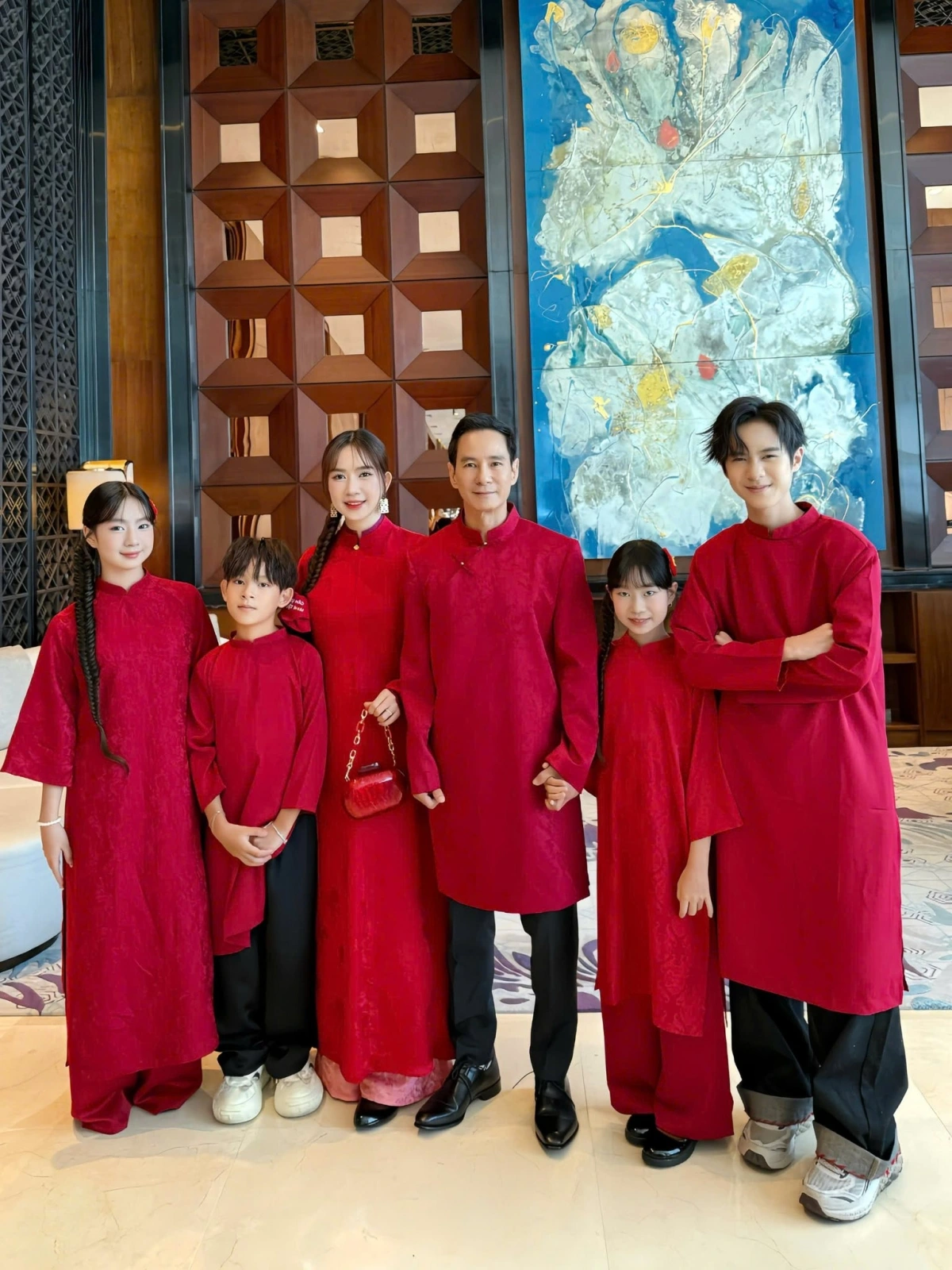 Gia đình Lý Hải – Minh Hà đăng ảnh diện áo dài đồng điệu kèm chia sẻ: “Tự hào trong tà áo dài Việt Nam, cùng gia đình Lý Hải - Minh Hà rạng rỡ chào mừng 80 năm ngày Quốc khánh”.