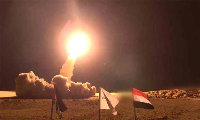 Tên lửa của Houthi rời bệ phóng trong vụ tập kích tháng 12/2024. (Ảnh: Al Masirah)
