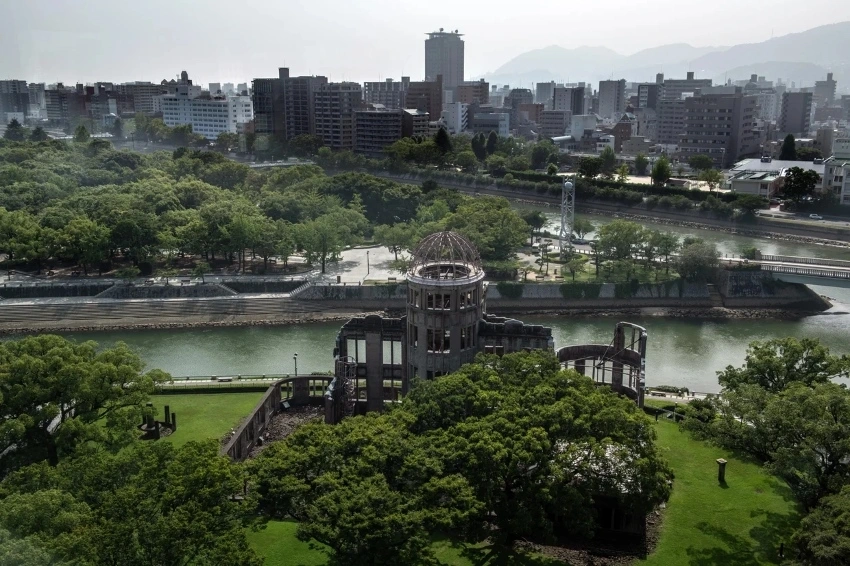 Hình ảnh Mái vòm bom nguyên tử (Atomic Bomb Dome) tại Hiroshima, Nhật Bản. Vụ ném bom nguyên tử xuống thành phố này đã khiến từ 90.000 đến 146.000 người thiệt mạng. Sự kiện đánh dấu lần đầu tiên vũ khí hạt nhân được sử dụng trong một cuộc xung đột vũ trang.