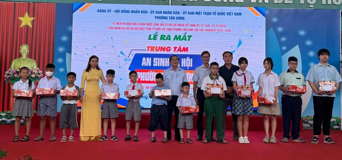 Tặng quà cho các em học sinh và người dân có hoàn cảnh khó khăn tại buổi lễ