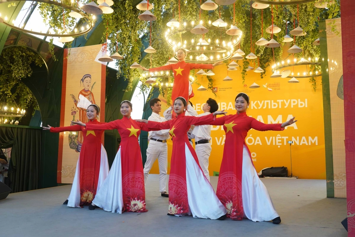 Các bạn sinh viên Việt Nam tại Nga tích cực tham gia các hoạt động của Lễ hội