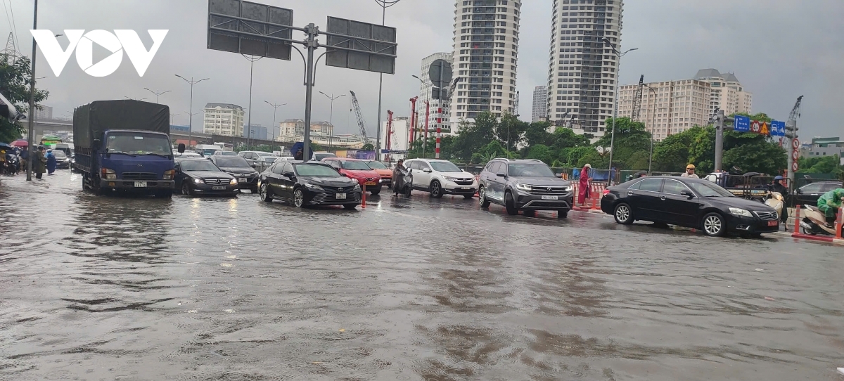 Trời mưa lớn, đường ngập thì tài xế nên đi chậm và giữ khoảng cách với xe phía trước.