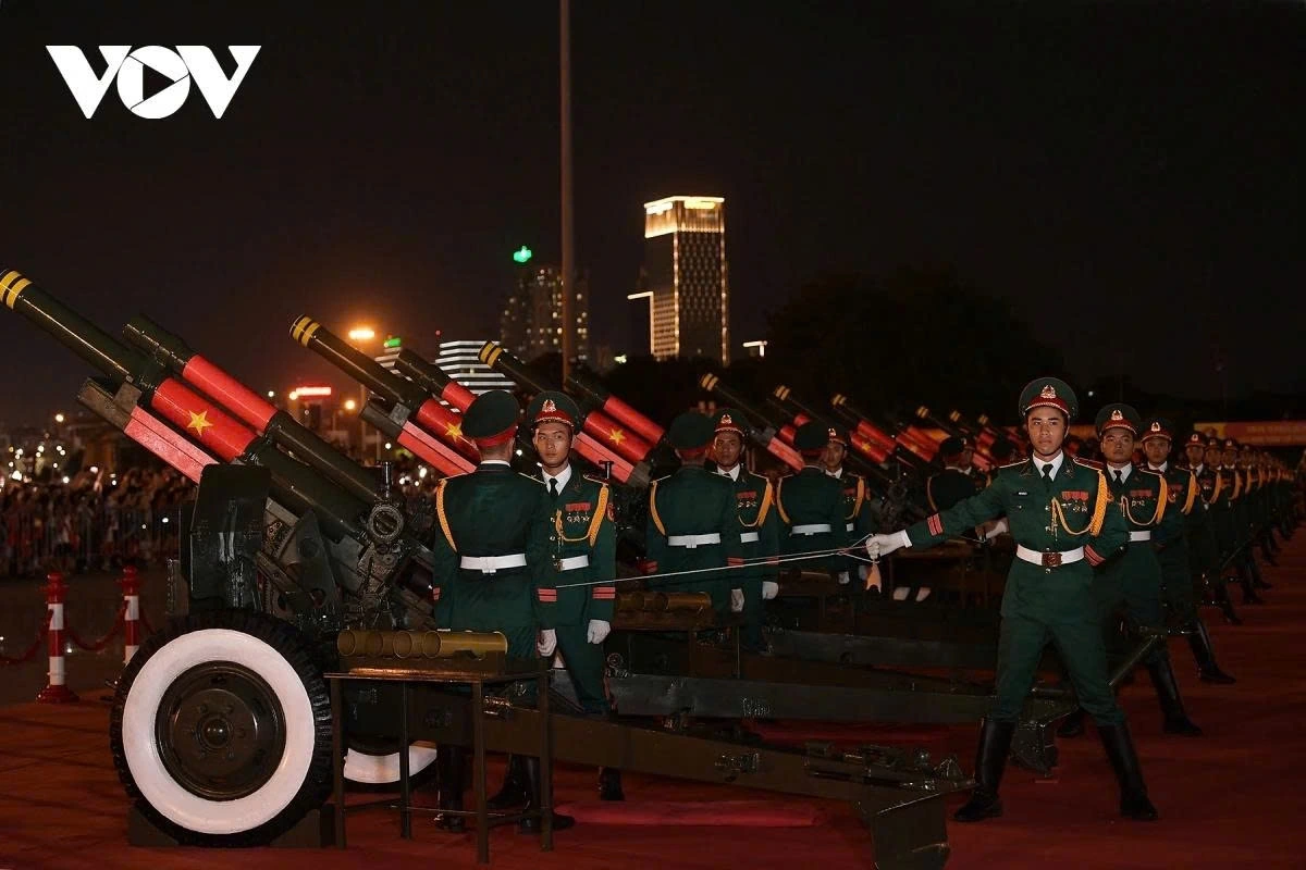 Each cannon is operated by a three-person crew. Accordingly, gunner No. 1 triggers the firing mechanism, gunner No. 2 opens and closes the breech, and gunner No. 3 loads the shell, with a reloading speed of approximately 3 seconds per round.