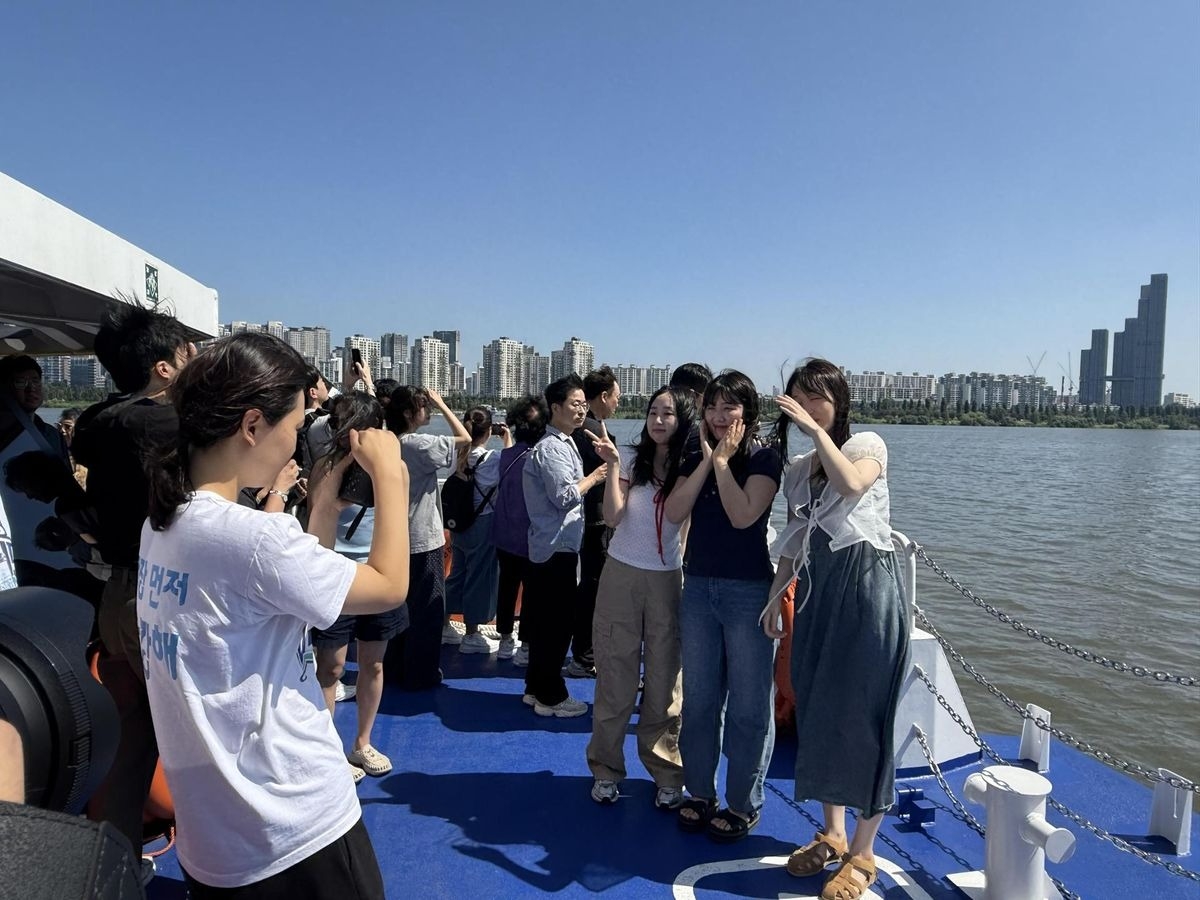 Hành khách check-in từ xe buýt sông Hangang, trong quá trình chạy thử nghiệm. Nguồn: Korea Times