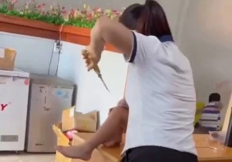 Cô giáo H. cầm kéo dọa các bé.