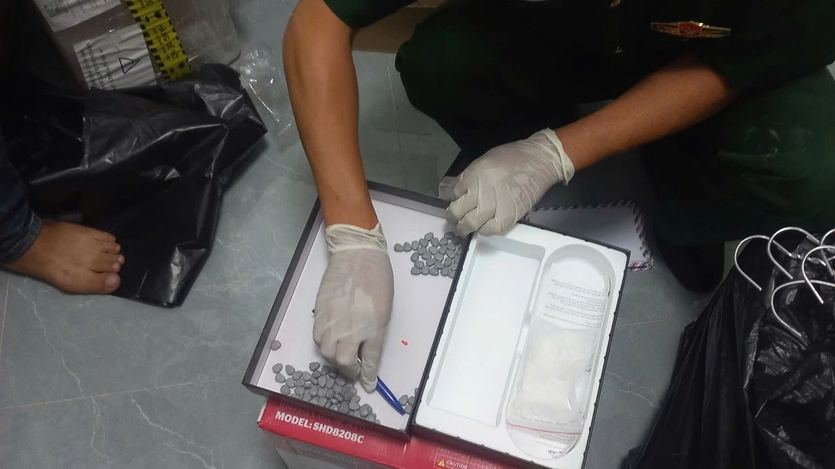 Lực lượng chức năng kiểm đếm tang vật Ảnh: BĐBP