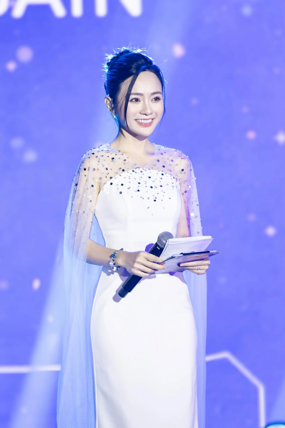 Thu Thủy là gương mặt quen thuộc tại nhiều sự kiện học thuật và sân khấu song ngữ chuyên nghiệp. Ảnh: NVCC