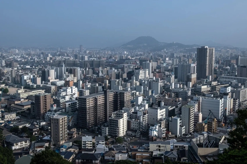 Ngày nay, Hiroshima đã trở thành một đô thị sầm uất với 1,2 triệu dân – gấp gần 3,5 lần dân số 350.000 người của năm 1945. Sau vụ ném bom, dân số thành phố từng giảm mạnh chỉ còn khoảng 83.000 người. 