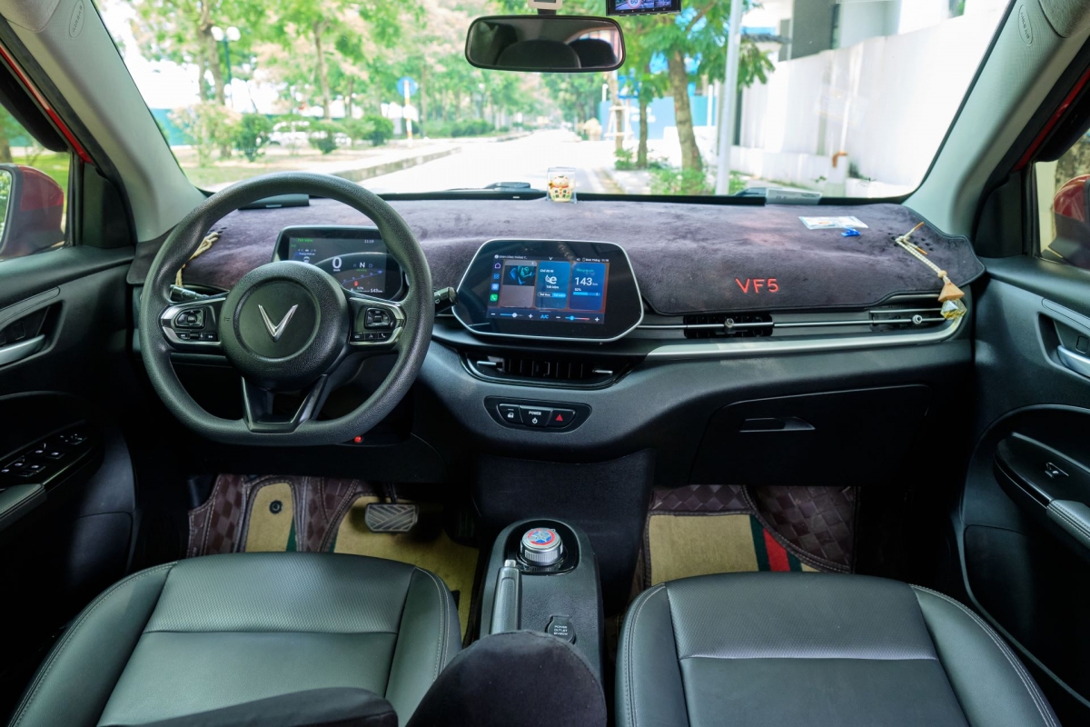 Sau 2 năm sử dụng với hơn 77.000 km lăn bánh, nội thất chiếc VinFast VF 5 của anh Thắng vẫn còn khá mới