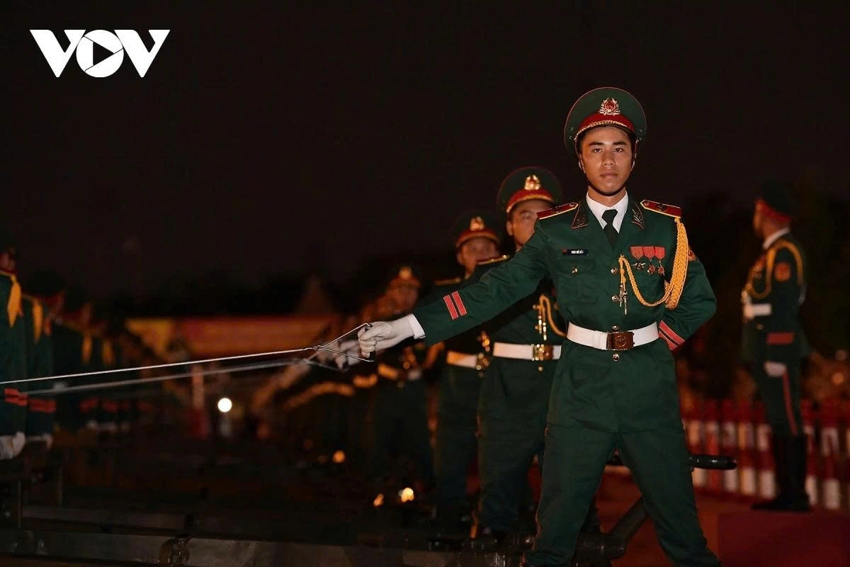 The operation requires not only accuracy but also smooth, uniform movements, perfectly synchronised to the rhythm of the national anthem within the designated time frame.