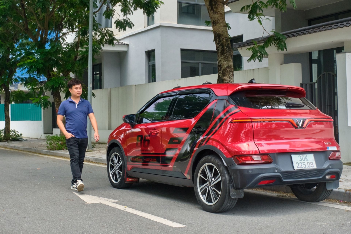 VinFast VF 5 di chuyển được khoảng 300 km khi sạc đầy, đáp ứng được nhu cầu đi lại và làm việc hàng ngày của anh Thắng, vốn thường xuyên phải di chuyển nhiều.