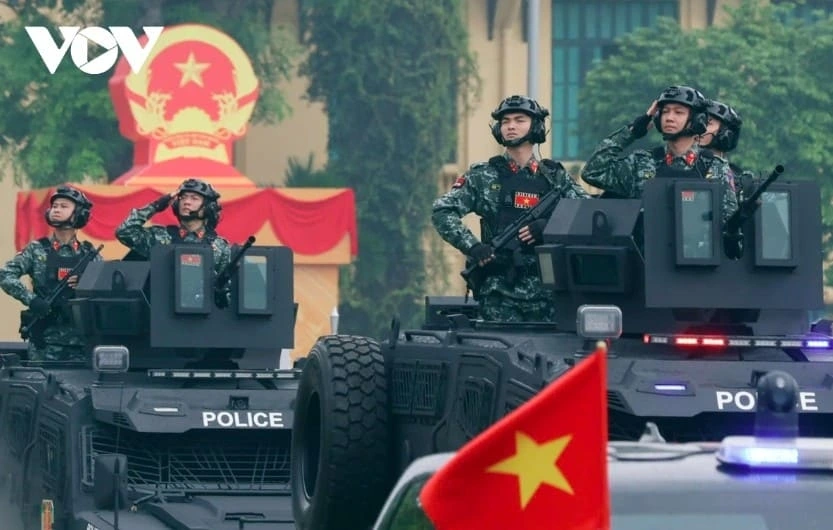Immediately after the deployment order, all units and vehicles marched across the stage in unison, demonstrating determination and discipline, creating a solemn yet uplifting atmosphere, and reinforcing public confidence in the People’s Public Security forces in their mission to protect the Party, the State, and the people.