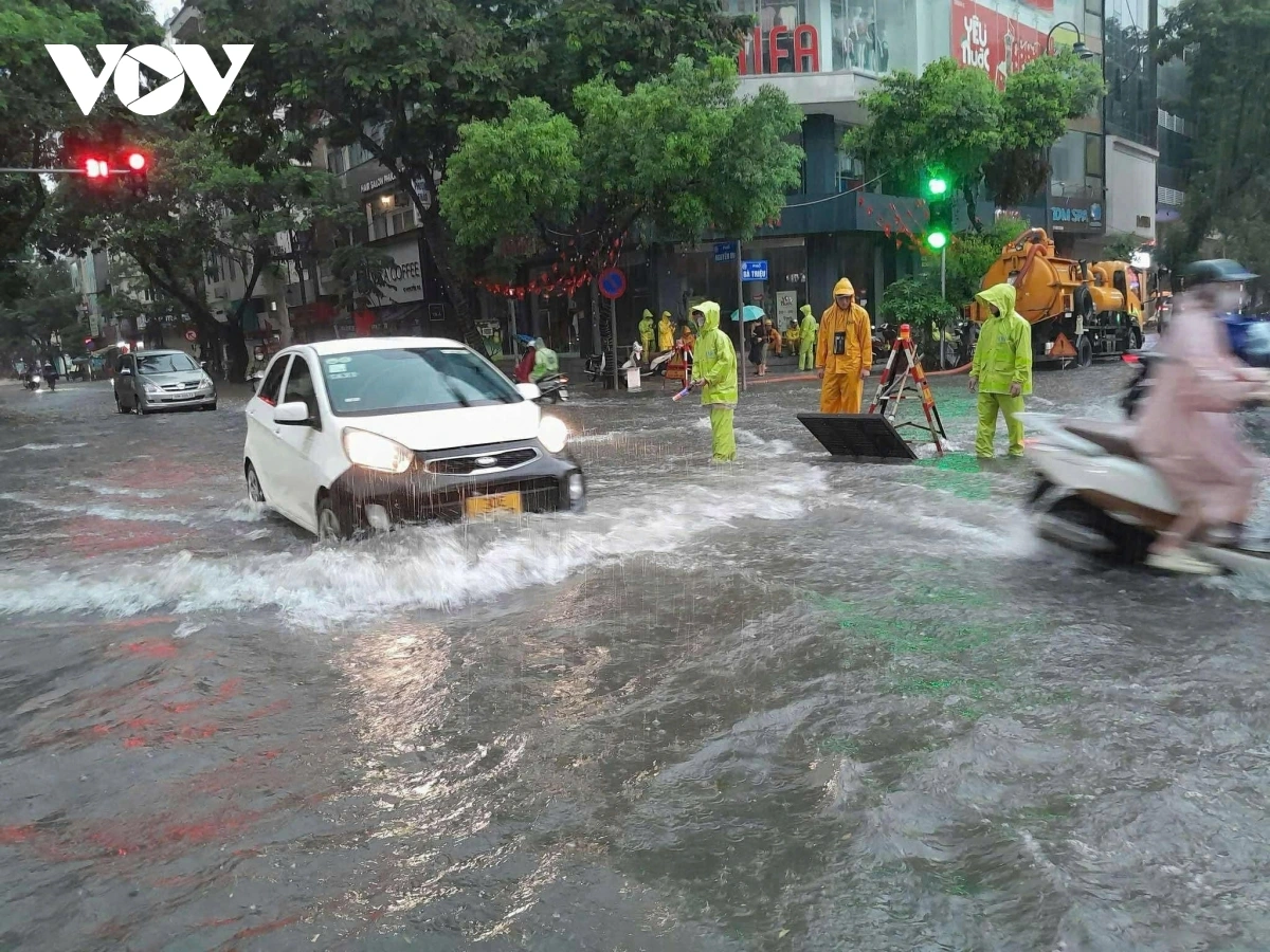 Nếu không may đi vào đoạn ngập mà xe bị chết máy thì tài xế không nên cố khởi động lại vì rất có thể bị thiệt hại nặng nề hơn