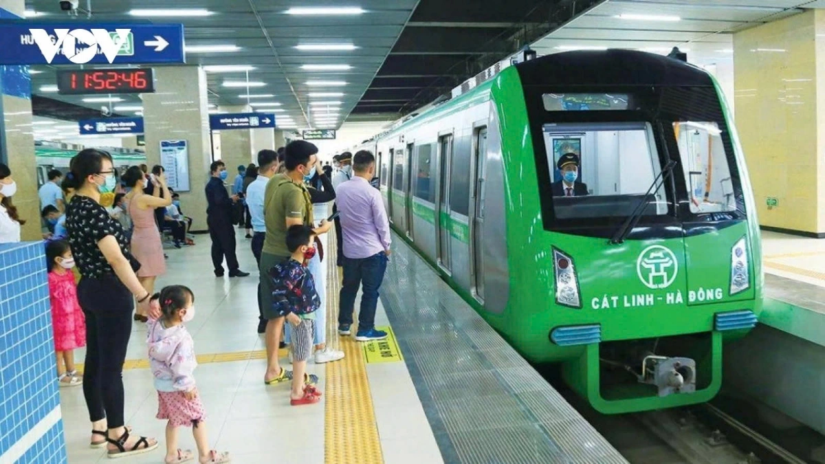 Khách đi tàu, tuyến đường sắt đô thị số 2A Cát Linh-Hà Đông.