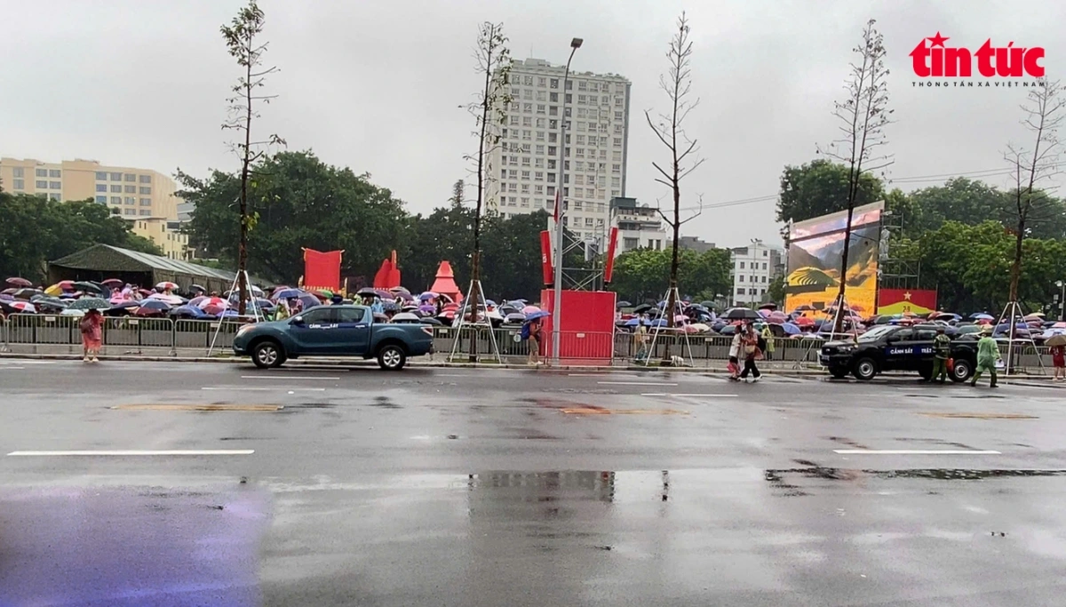 Sau quá trình tuần tra, kiểm soát và xử lý nghiêm, đến trưa cùng ngày, tình hình trật tự đô thị và vệ sinh môi trường phục vụ nhân dân xem lễ sơ duyệt A80 đã được duy trì cảnh quan sạch đẹp.