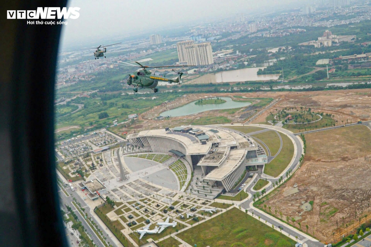  The aircraft formation was seen flying above the Vietnam Military History Museum.