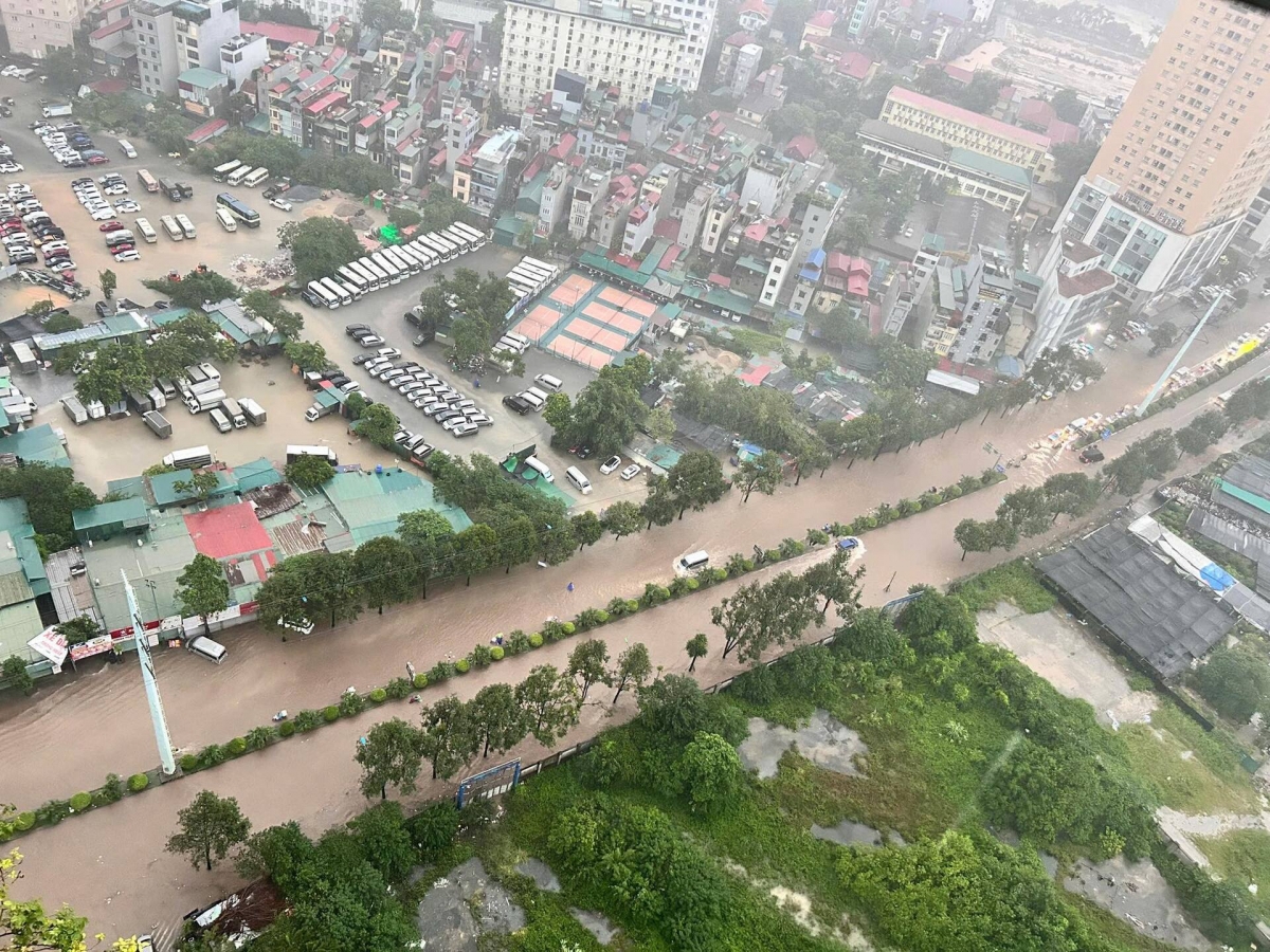 Hà Nội vẫn còn một số điểm ngập do ảnh hưởng mưa lớn của hoàn lưu bão số 5 sau gần 1 tuần cơn bão đi qua