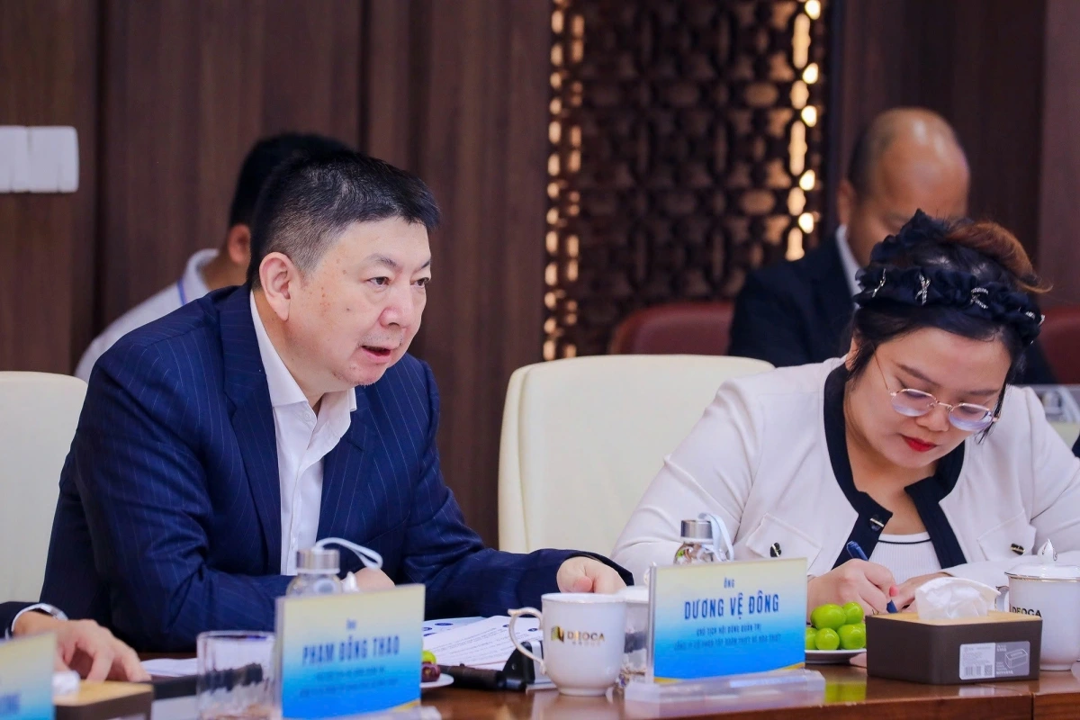Giáo sư Dương Vệ Đông – Chủ tịch HĐQT Tập đoàn Hoa Thiết phát biểu tại buổi làm việc