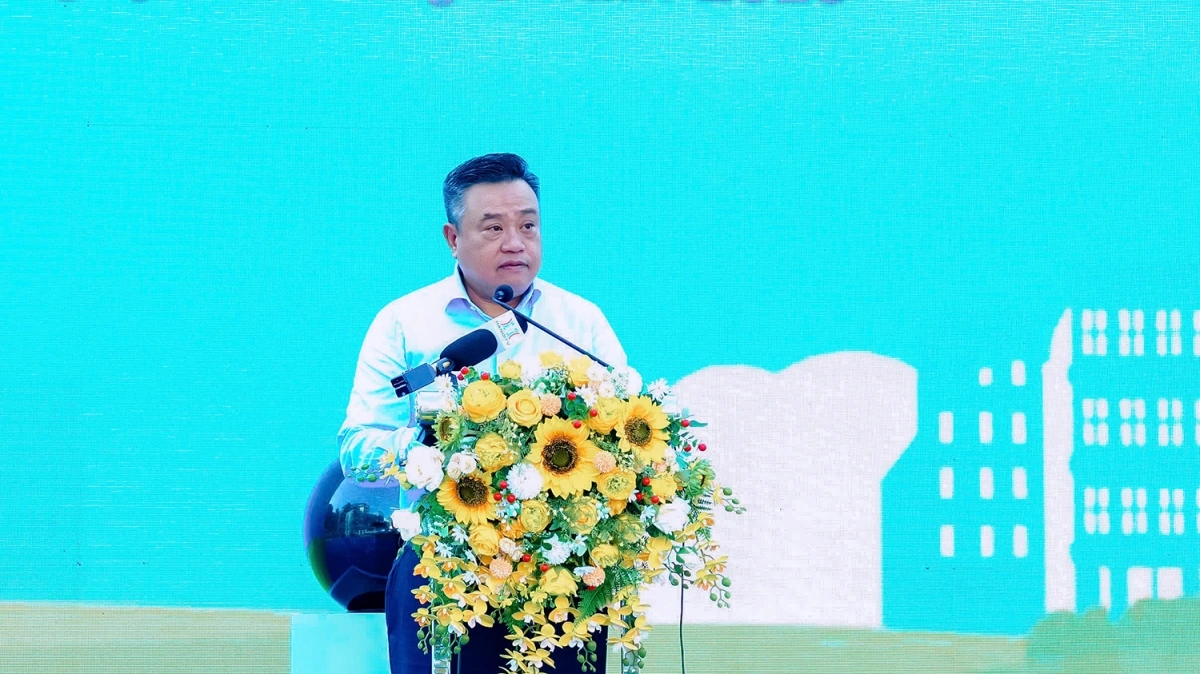 Chủ tịch UBND thành phố Trần Sỹ Thanh phát động lễ ra quân tổng vệ sinh môi trường. Ảnh: Phạm Linh