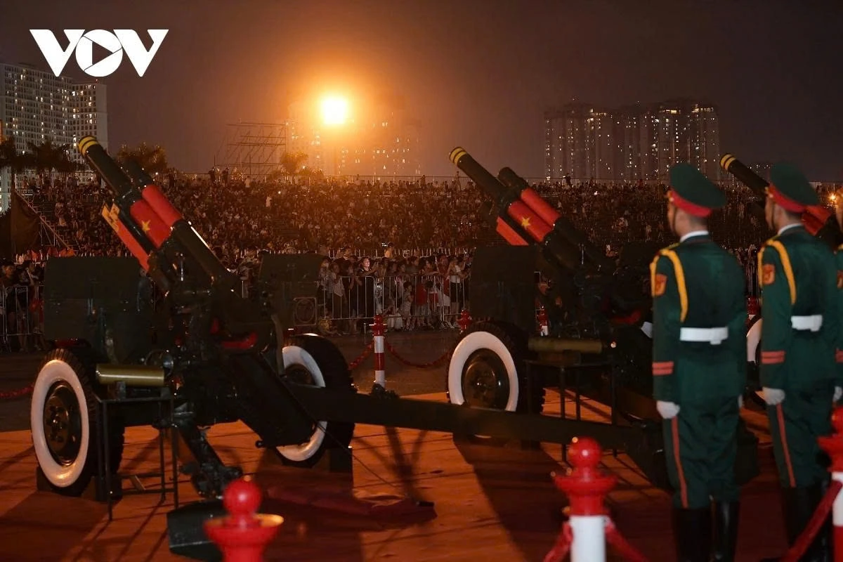 At exactly 8:00 PM, as the marching music plays, the artillery salvos are fired in the prescribed formation.