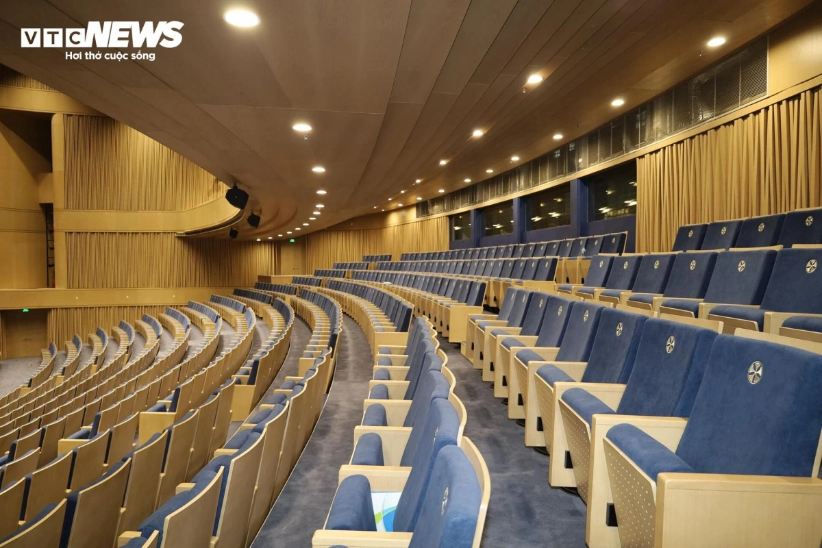 Hệ thống trần được thiết kế cao cấp, kết hợp cùng hệ thống chiếu sáng âm trần, tạo điểm nhấn riêng nhưng vẫn đồng bộ với tổng thể kiến trúc hiện đại.