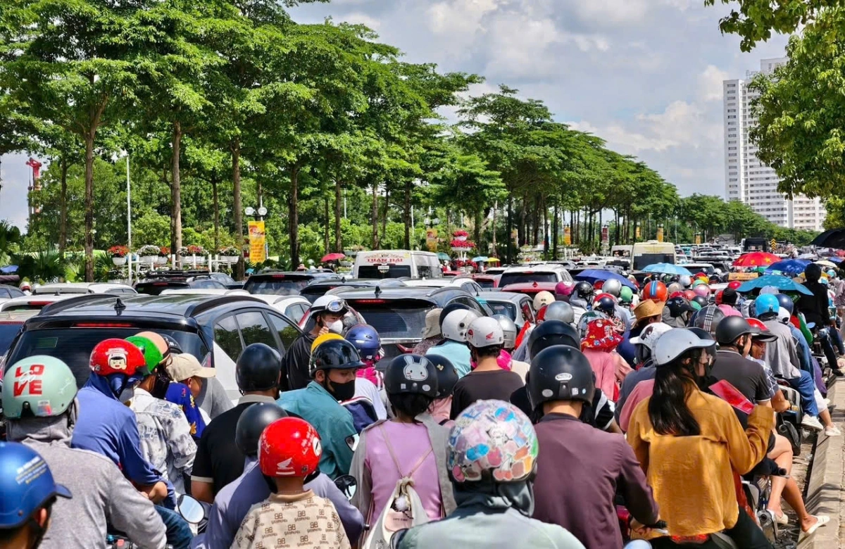 Dòng xe nối đuôi nhau trên đường Trường Sa. Ảnh Trọng Nam