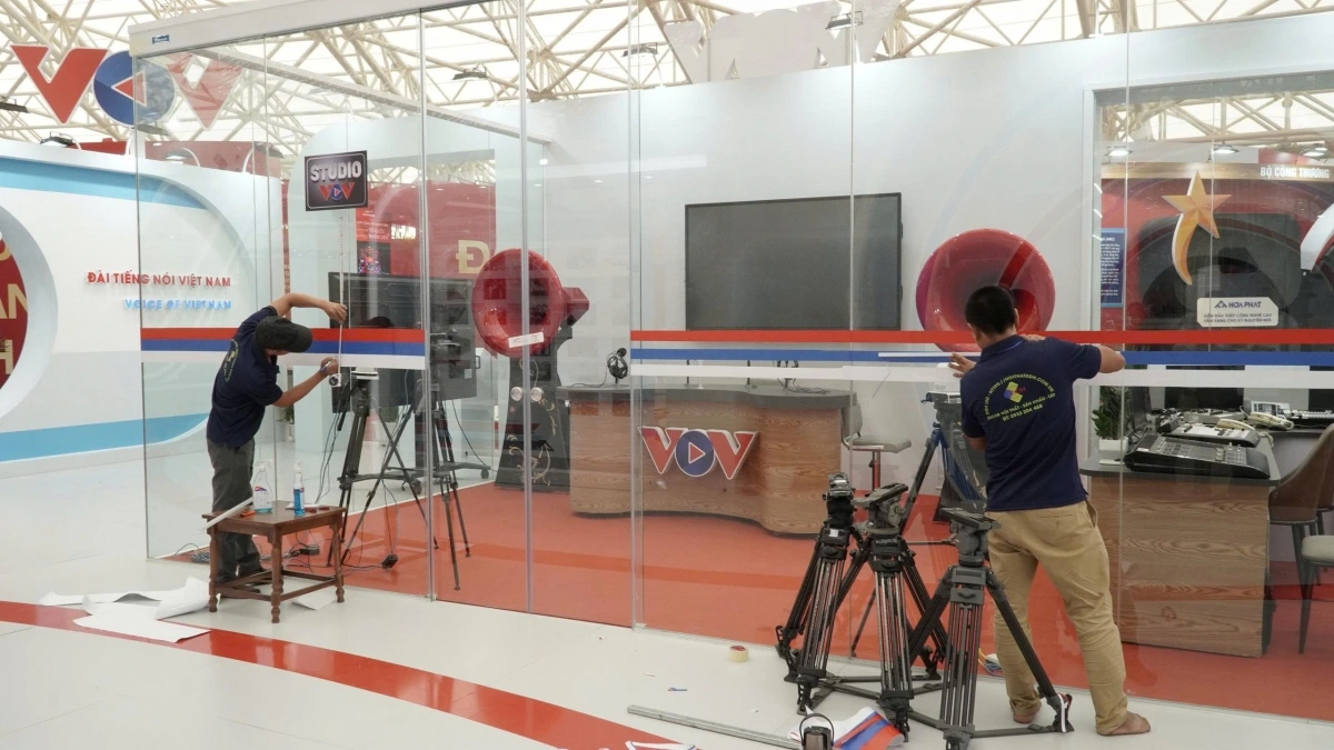 Trạm dừng thứ hai: “Hôm nay và ngày mai”: Một không gian "tech-sành điệu" nơi khách tham quan trải nghiệm sự năng động và sáng tạo của VOV trong kỷ nguyên số. Khám phá "bếp núc" của các kênh phát thanh trực tiếp, các chương trình Podcast, livestream và hệ sinh thái số hiện đại như VOV.VN, VTCNEWS, VOVLIVE. Công chúng có thể trở thành một phần của VOV bằng cách tham gia các hoạt động tương tác, sáng tạo nội dung và lan tỏa năng lượng tích cực.