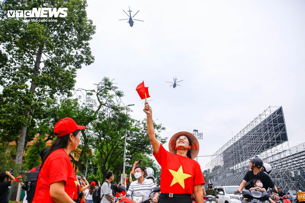     Hundreds of spectators gather together early in the morning in Ba Dinh Square to witness the rehearsal flights, with many locals seeing such a spectacle for the first time.