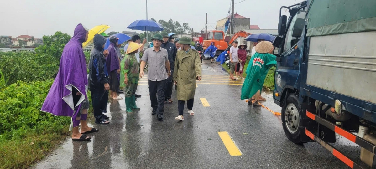 Phó Chủ tịch UBND tỉnh Ninh Bình Trần Anh Dũng (áo cộc tay) kiểm tra công tác khắc phục hậu quả cơn lốc tại hai phường Kim Bảng và Lý Thường Kiệt  