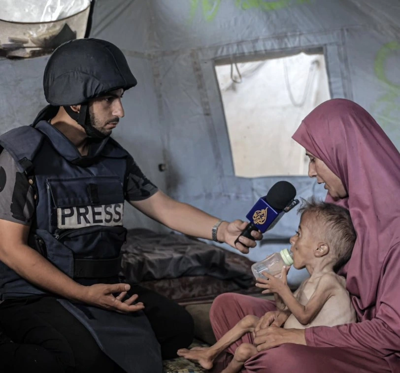 Anas Al-Sharif tác nghiệp tại Gaza. Ảnh: Al-Ahram