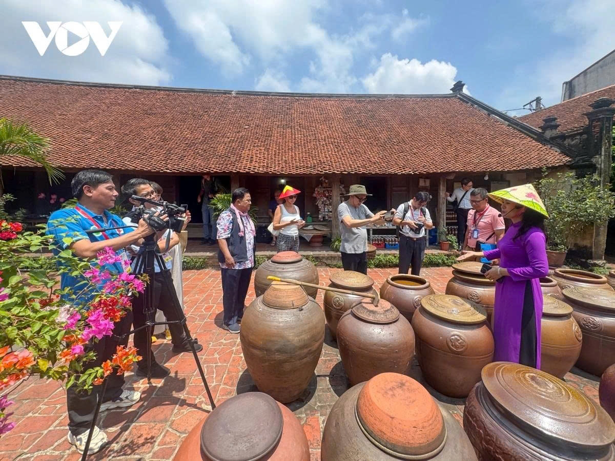 International journalists covering activities at Duong Lam
