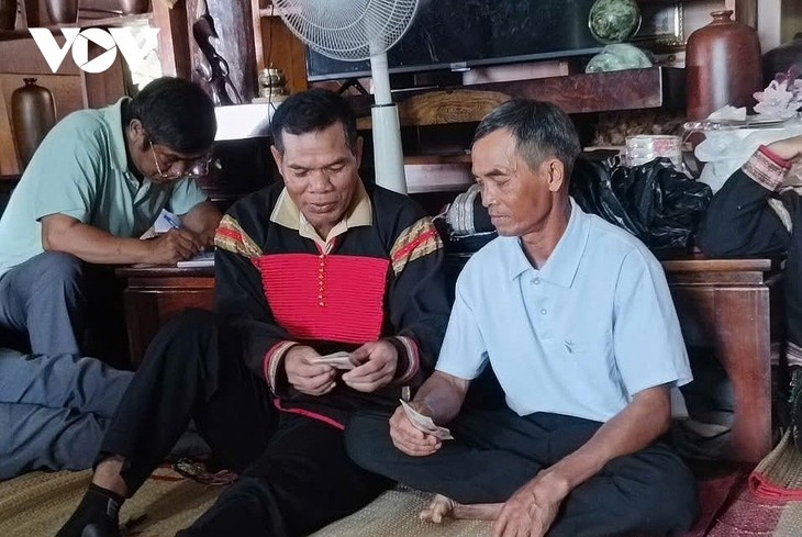 Ae Sen (in brocade shirt) (Photo: H’Thi/VOV-Central Highlands)