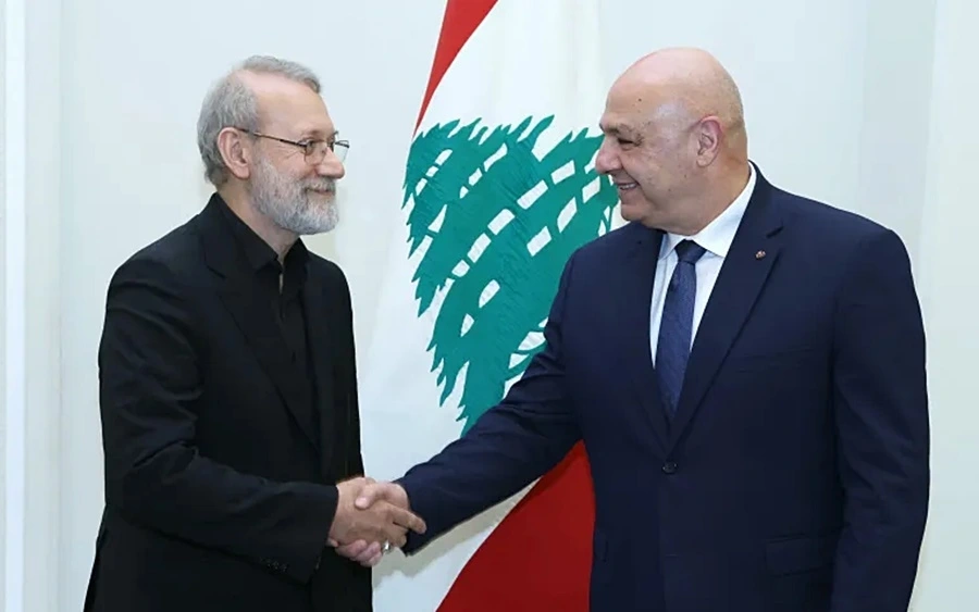 Thư ký Hội đồng An ninh quốc gia tối cao Larijani (trái) bắt tay với Tổng thống Lebanon Aoun. Ảnh: Văn phòng tổng thống Lebanon.