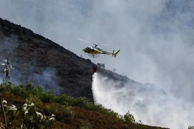 Máy bay trực thăng chữa cháy tại Bồ Đào Nha ngày 30/07/2025. Ảnh: Le Monde